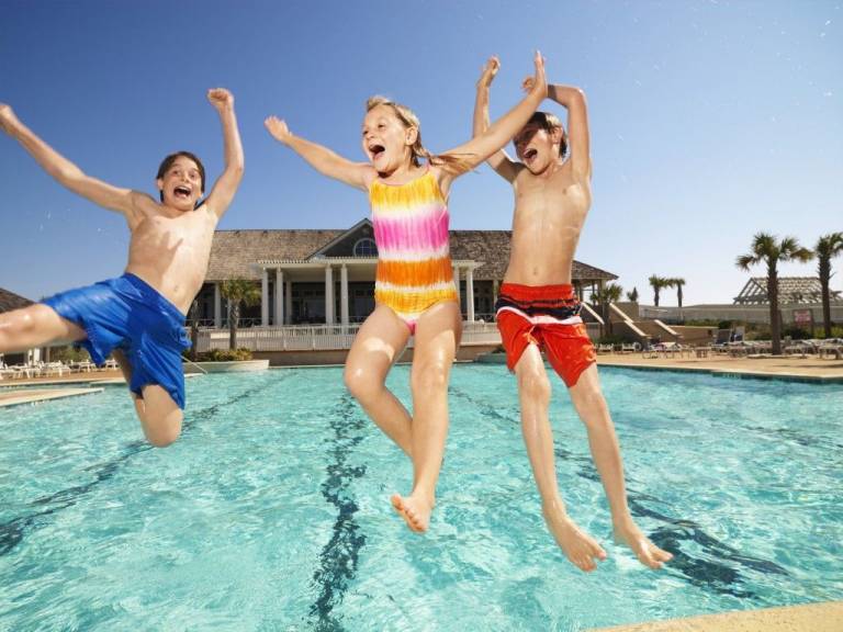Cursuri inot pentru copii cu intarzieri de coordonare la Aqua Swim: Sprijin neuro-motor in apa