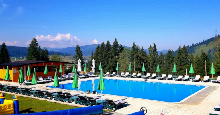 Piscina exterioara pensiunea Cris, Vatra Dornei