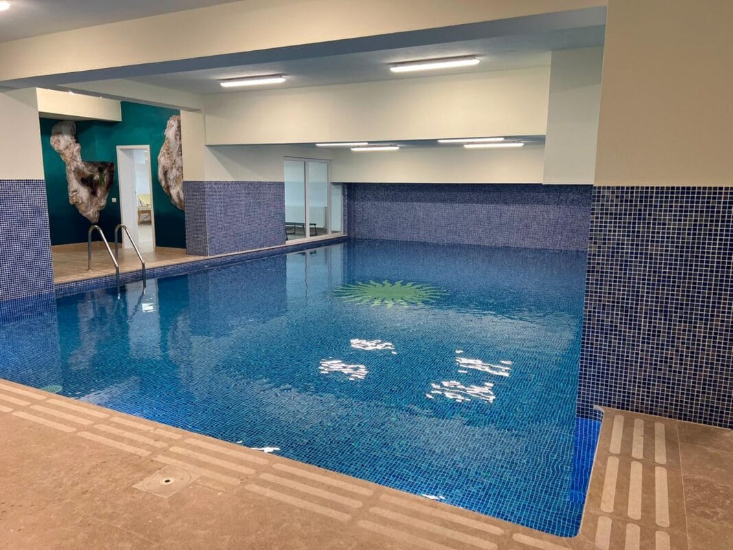 Piscină interioară pentru alegerea unui bazin de înot